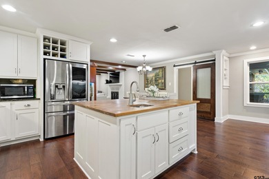 Move-in ready with extensive updates throughout! This on Hide-A-Way Lake Golf Course in Texas - for sale on GolfHomes.com, golf home, golf lot