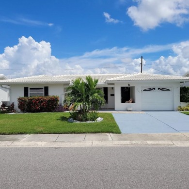 NO FLOODING from HELENE OR MILTON!!!!  Are you ready to embrace on Mainlands Golf Club in Florida - for sale on GolfHomes.com, golf home, golf lot