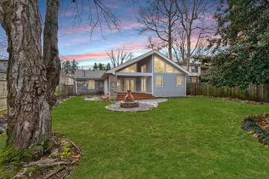 Easy one-level living in the beloved Fairway neighborhood! This on Idle Hour Country Club in Kentucky - for sale on GolfHomes.com, golf home, golf lot