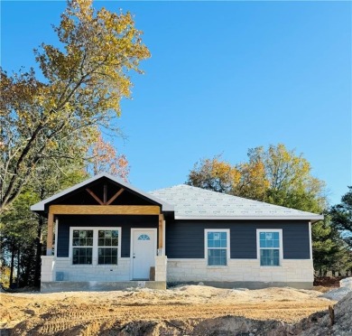 One-story home offering an open floorplan features 3 bedrooms, 2 on Hearne Municipal Golf Course in Texas - for sale on GolfHomes.com, golf home, golf lot