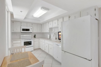 BRIDGEWOOD  2 BED 2 BATH CORNER UNIT. THE VILLAGE OF BRIDGEWOOD on Boca West Golf and Country Club in Florida - for sale on GolfHomes.com, golf home, golf lot