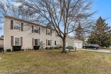 Great 2-bedroom, 1-bath condo ready for you to make it your own! on Fern Hill Country Club in Michigan - for sale on GolfHomes.com, golf home, golf lot