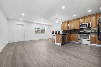 Gorgeous 1BR/1BA Accessible Villa in King's Point Golf & Country on Kings Point Golf - Executive in Florida - for sale on GolfHomes.com, golf home, golf lot