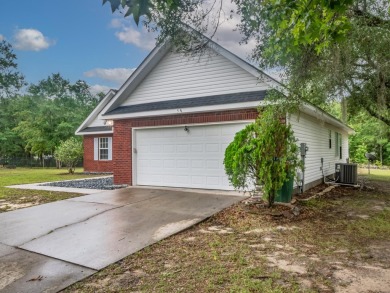 Welcome to this beautifully maintained 3-bedroom, 2-bathroom on Wildwood Country Club in Florida - for sale on GolfHomes.com, golf home, golf lot