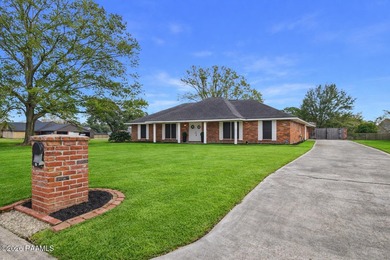Welcome to 200 Vennard Avenue, a spacious 3-bedroom, 2.5-bath on Oakbourne Country Club in Louisiana - for sale on GolfHomes.com, golf home, golf lot