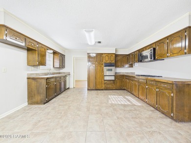 Welcome to 200 Vennard Avenue, a spacious 3-bedroom, 2.5-bath on Oakbourne Country Club in Louisiana - for sale on GolfHomes.com, golf home, golf lot