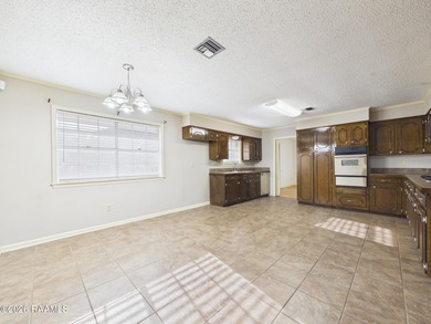 Welcome to 200 Vennard Avenue, a spacious 3-bedroom, 2.5-bath on Oakbourne Country Club in Louisiana - for sale on GolfHomes.com, golf home, golf lot