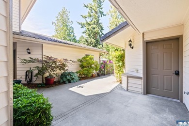 Welcome to this beautiful 2-bedroom + den, 2-bath condo in the on  in Washington - for sale on GolfHomes.com, golf home, golf lot