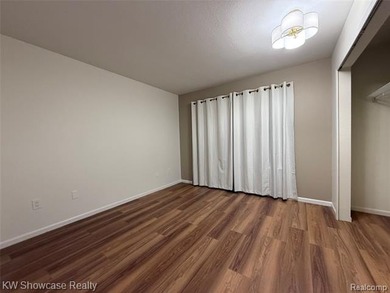 Hard-to-find ground-floor ranch condo with 1,338 sq. ft. of on Fenton Farms Golf Club in Michigan - for sale on GolfHomes.com, golf home, golf lot