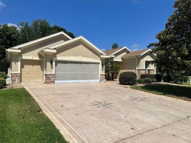 GREAT 3/2 CBS KINGSTON MODEL LOCATED IN CASTLE PINES ON A VERY on Eagle Ridge At Spruce Creek Country Club in Florida - for sale on GolfHomes.com, golf home, golf lot