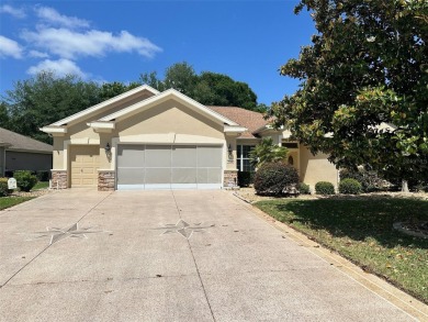 GREAT 3/2 CBS KINGSTON MODEL LOCATED IN CASTLE PINES ON A VERY on Eagle Ridge At Spruce Creek Country Club in Florida - for sale on GolfHomes.com, golf home, golf lot