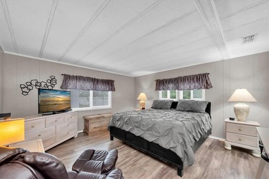 Come see this beautifully updated 2-bedroom, 2-bath manufactured on Largo Golf Course in Florida - for sale on GolfHomes.com, golf home, golf lot