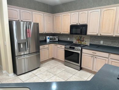 GREAT 3/2 CBS KINGSTON MODEL LOCATED IN CASTLE PINES ON A VERY on Eagle Ridge At Spruce Creek Country Club in Florida - for sale on GolfHomes.com, golf home, golf lot
