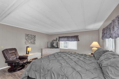 Come see this beautifully updated 2-bedroom, 2-bath manufactured on Largo Golf Course in Florida - for sale on GolfHomes.com, golf home, golf lot