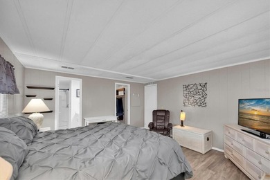 Come see this beautifully updated 2-bedroom, 2-bath manufactured on Largo Golf Course in Florida - for sale on GolfHomes.com, golf home, golf lot