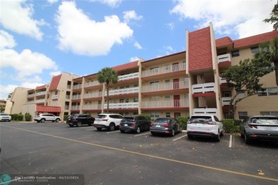 HANDYMAN SPECIAL. SPACIOUS 1BD/1.5BA WITH A BALCONY IN DESIRABLE on Oriole Golf and Tennis Club in Florida - for sale on GolfHomes.com, golf home, golf lot