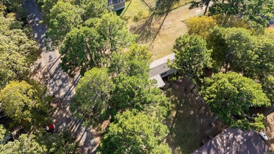 Sitting on three lots. This Immaculate 3-bedroom, 2-bath home on Mountain Ranch Golf Club in Arkansas - for sale on GolfHomes.com, golf home, golf lot