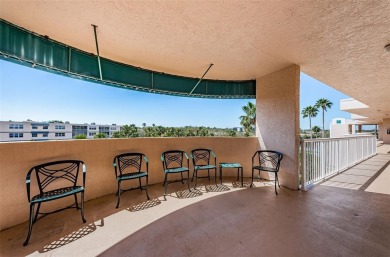 Move-in ready and beautifully remodeled 3 bedroom plus on Seminole Lake Country Club in Florida - for sale on GolfHomes.com, golf home, golf lot