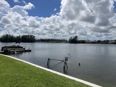 *WINCAST ARM COMMUNITY* BEAUTIFUL CORNER UNIT- FIRST FLOOR - on Crystal Lake Country Club in Florida - for sale on GolfHomes.com, golf home, golf lot