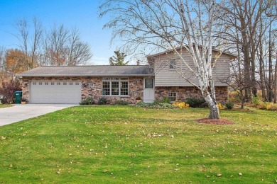 Wonderfully maintained and spacious home located just off the #6 on Royal Scot Country Club in Wisconsin - for sale on GolfHomes.com, golf home, golf lot