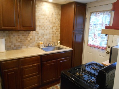 LIVE ABOVE PAR! CLEAN 2 BEDROOM TOWNHOUSE LOCATED NEAR HOPBROOK on Hop Brook Golf Club in Connecticut - for sale on GolfHomes.com, golf home, golf lot