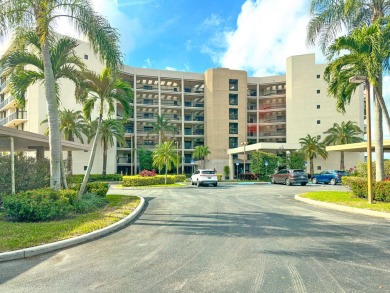 Large,and airy apartment 3 bedroom 2 full baths apartment on Fountains Golf and Country Club in Florida - for sale on GolfHomes.com, golf home, golf lot