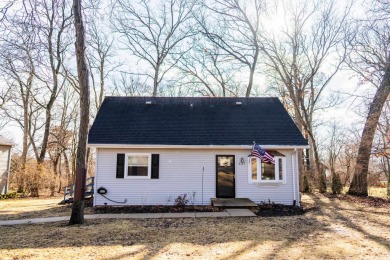 This charming 1.5 story home, nestled near the golf course on Savannah Oaks Golf Club of Candlewick Lake in Illinois - for sale on GolfHomes.com, golf home, golf lot