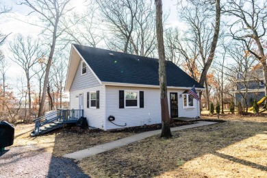 This charming 1.5 story home, nestled near the golf course on Savannah Oaks Golf Club of Candlewick Lake in Illinois - for sale on GolfHomes.com, golf home, golf lot