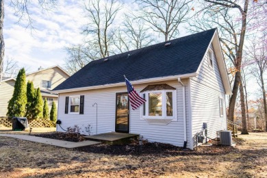 This charming 1.5 story home, nestled near the golf course on Savannah Oaks Golf Club of Candlewick Lake in Illinois - for sale on GolfHomes.com, golf home, golf lot