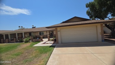 This 2 bedroom/2 bath Gemini-twin home in Sun City is move-in on Sun City Country Club in Arizona - for sale on GolfHomes.com, golf home, golf lot