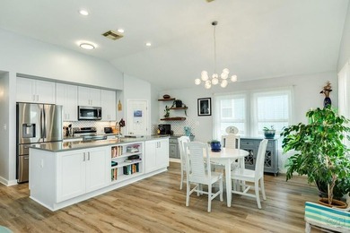 WONDERFUL updated and well-maintained home in Sea Isle! Gorgeous on Galveston Country Club in Texas - for sale on GolfHomes.com, golf home, golf lot