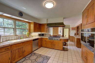 Luxurious brick home on the prestigious Texarkana Country Club on Texarkana Golf and Country Club in Arkansas - for sale on GolfHomes.com, golf home, golf lot