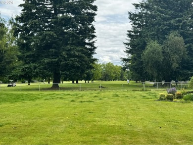 Light, Bright, and Backing to Gresham Golf Course!Welcome home on Gresham Golf Course in Oregon - for sale on GolfHomes.com, golf home, golf lot