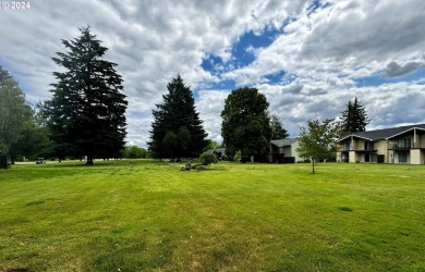 Light, Bright, and Backing to Gresham Golf Course!Welcome home on Gresham Golf Course in Oregon - for sale on GolfHomes.com, golf home, golf lot