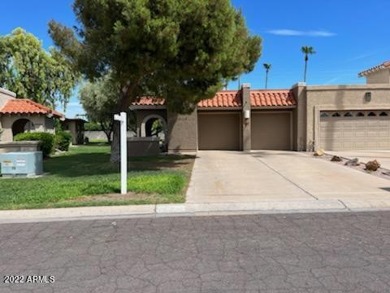 Nicely remodeled 2 bdrm, 2 bath plus den END UNIT VILLA. This on Cottonwood Country Club in Arizona - for sale on GolfHomes.com, golf home, golf lot