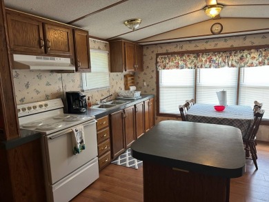 Kentucky Lake area 2bedroom/1bath fully furnished mobile home on Tennessean Golf Club in Tennessee - for sale on GolfHomes.com, golf home, golf lot