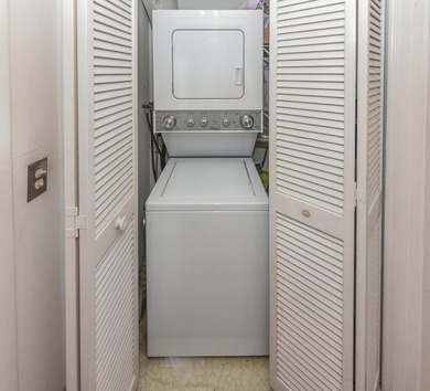 SELLER MOTIVATED! Beautifully maintained 3-bedroom, 2-bath condo on Palm-Aire Country Club and Resort - The Oaks in Florida - for sale on GolfHomes.com, golf home, golf lot