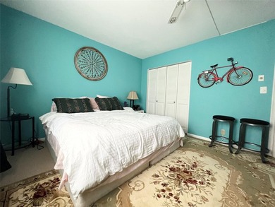 HURRY! Don't miss this amazing price in the desirable Wynmoor on Wynmoor Golf Course in Florida - for sale on GolfHomes.com, golf home, golf lot