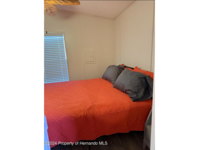 NO LOT RENT, a deeded lot a 1991 Mobile 1 Bedroom 1 Bath, EXTRA on Glen Lakes Country Club in Florida - for sale on GolfHomes.com, golf home, golf lot