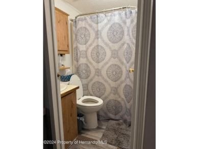NO LOT RENT, a deeded lot a 1991 Mobile 1 Bedroom 1 Bath, EXTRA on Glen Lakes Country Club in Florida - for sale on GolfHomes.com, golf home, golf lot