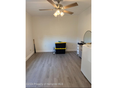 NO LOT RENT, a deeded lot a 1991 Mobile 1 Bedroom 1 Bath, EXTRA on Glen Lakes Country Club in Florida - for sale on GolfHomes.com, golf home, golf lot