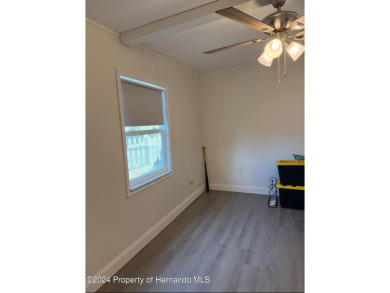 NO LOT RENT, a deeded lot a 1991 Mobile 1 Bedroom 1 Bath, EXTRA on Glen Lakes Country Club in Florida - for sale on GolfHomes.com, golf home, golf lot
