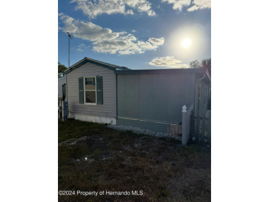 NO LOT RENT, a deeded lot a 1991 Mobile 1 Bedroom 1 Bath, EXTRA on Glen Lakes Country Club in Florida - for sale on GolfHomes.com, golf home, golf lot