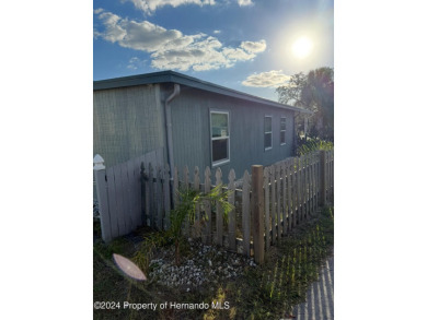 NO LOT RENT, a deeded lot a 1991 Mobile 1 Bedroom 1 Bath, EXTRA on Glen Lakes Country Club in Florida - for sale on GolfHomes.com, golf home, golf lot