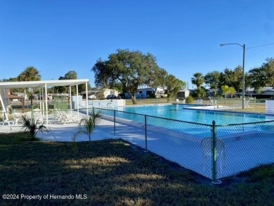 NO LOT RENT, a deeded lot a 1991 Mobile 1 Bedroom 1 Bath, EXTRA on Glen Lakes Country Club in Florida - for sale on GolfHomes.com, golf home, golf lot