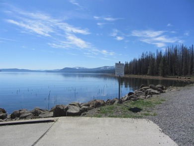 This property is .90 acres sloping towards beautiful Goose bay on Lake Almanor West Golf Course in California - for sale on GolfHomes.com, golf home, golf lot