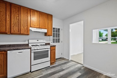 Enjoy low-maintenance living in this updated 2-bedroom ranch on Boughton Ridge Golf Course in Illinois - for sale on GolfHomes.com, golf home, golf lot