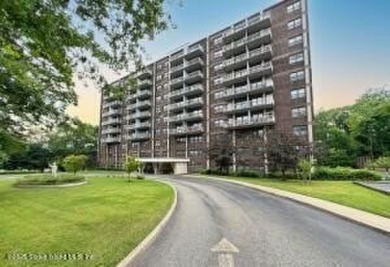 This spacious 1 bedroom, 1 bath with ample closet space, freshly on Silver Lake Golf Course in New York - for sale on GolfHomes.com, golf home, golf lot