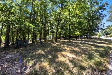 Fantastic opportunity to build your dream home on this on The Oaks Golf Course in Missouri - for sale on GolfHomes.com, golf home, golf lot