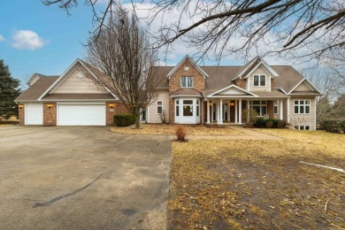 Sprawling 5 bed, 4 bath two story in popular Galena Golf View on Galena Golf Club in Illinois - for sale on GolfHomes.com, golf home, golf lot